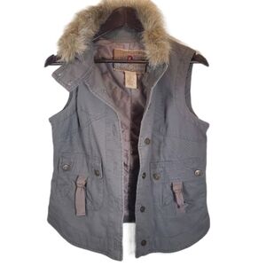 B.B. Dakota Vest Size Large runs small